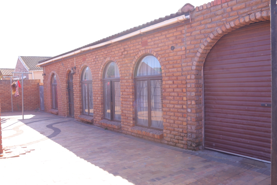 4 Bedroom Property for Sale in Louwville Western Cape